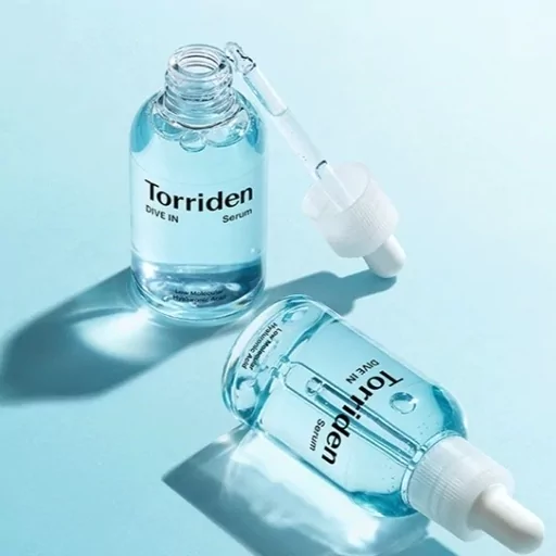 محصول: سرم هیالورونیک اسید دیو-این (DIVE-IN Low Molecular Hyaluronic Acid Serum) به همراه: ۱۰ عدد پد سرم (Multi Pad) به عنوان هدیه در بسته‌بندی