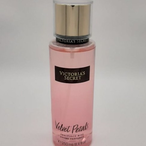 بادی اسپلش زنانه ویکتوریا سکرت مدل ولوت پتالز (Velvet Petals) با رایحه گرم، شیرین و گلی-خوراکی (نسخه کلاسیک)