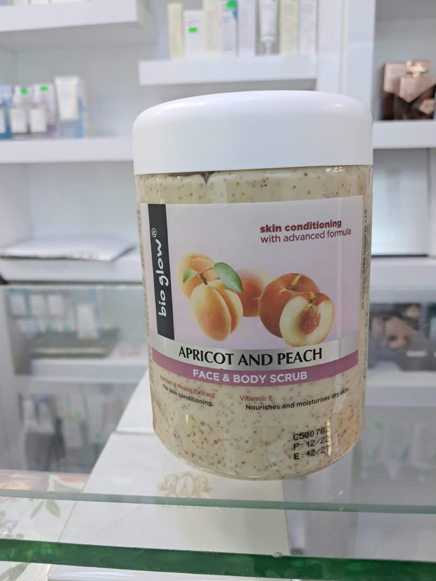 اسکراب صورت و بدن بایو گلو مدل Apricot And Peach حاوی عصاره زردآلو و هلو کرم