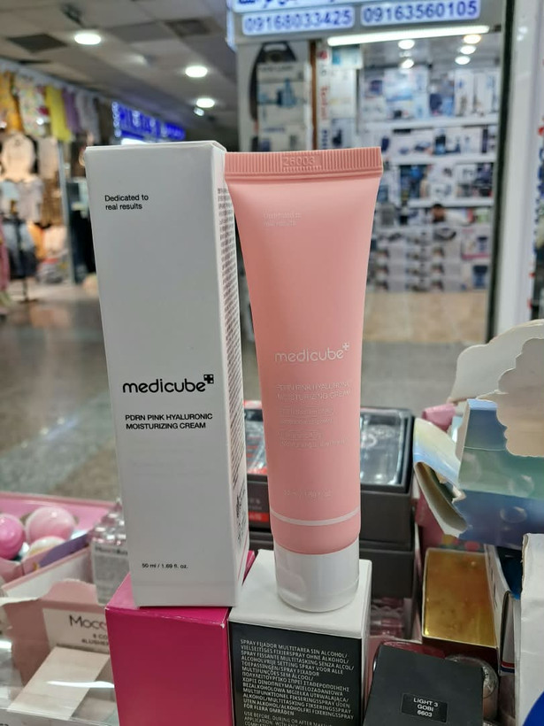 کرم مرطوبکننده صورت مدیکیوب با هیالورونیک اسید مدل PDRN Pink Hyaluronic حجم 50 میلیلیتر مناسب پوستهای خشک، دهیدراته و حساس