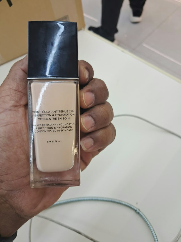 کرمپودر دیور مدل Forever Skin Glow با پوشش درخشان و محافظ SPF 20 زنانه حجم 30 میلیلیتر(های کپی)کیفیت عالی
